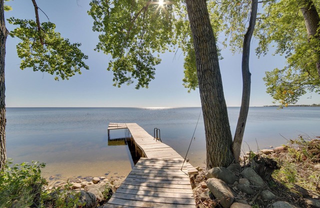 600' of Green Bay Frontage & Dock: Cozy Cottage
