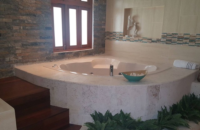6BD Luxury Villa near Beach, with Pool/Billiard/Jacuzzi/BBQ