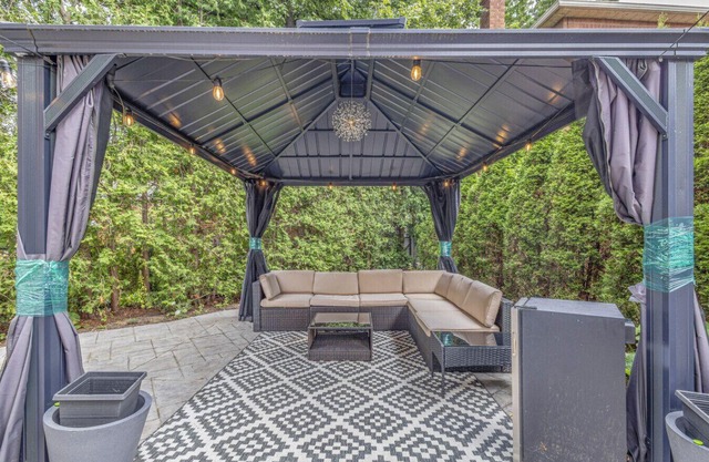 6BR house|Mississauga| Near Shops, Transit, Hwy and GO!