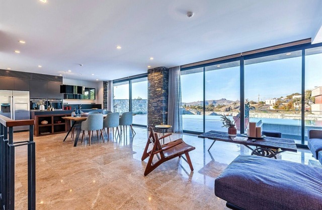 7 Deluxe - A seductive blend of style and serenity with pool, 5 mins to beaches
