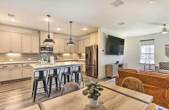 7 Mi to Lewisville Lake: Family Townhome in Frisco