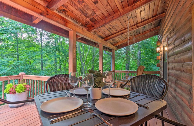7 Mi to Ski Slopes: Mars Hill Cabin w/Hot Tub!