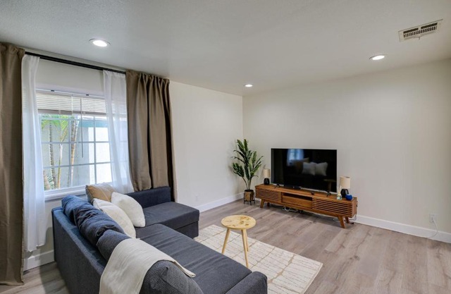 7 Mi to Sunset Beach Oasis with Pool and Grill!