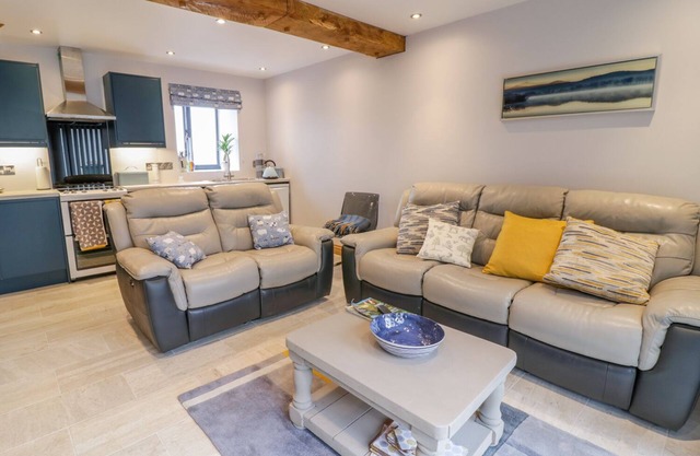 7EVERN @ PORTH FARM, pet friendly, with a garden in Caersws
