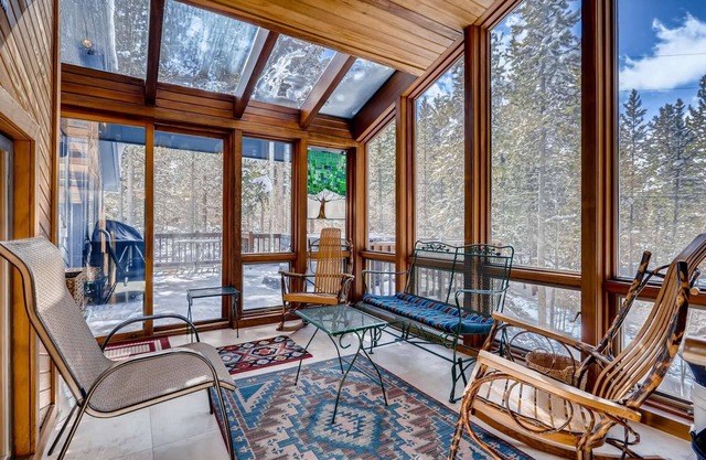 7th Nt FREE! Great Family Home! Sunroom, Deck, Hot Tub, BBQ. Views/Hiking/Woods.