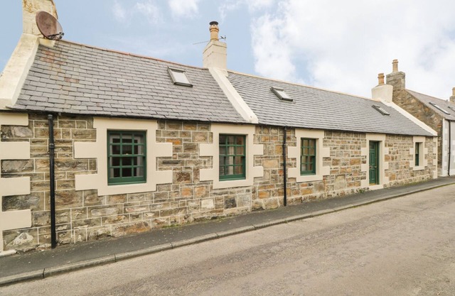 83 SEATOWN, pet friendly, character holiday cottage in Cullen