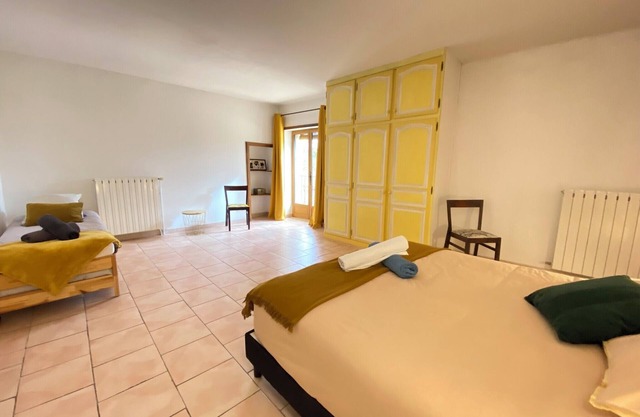 84B3 - Freesia, suite in 18th century Provencal farmhouse