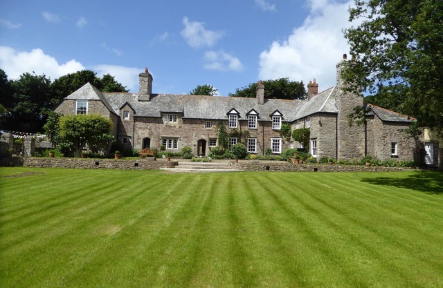 850 year old Manor House a stones throw from beach & town