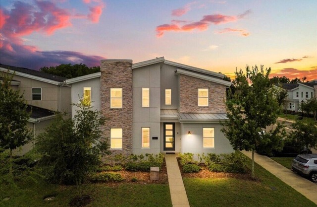 9 Bedrooms/5 Bathrooms/Storey Lake (2867SC)