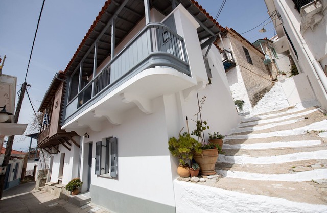 A beautiful, newly renovated, fully equipped traditional house in Glossa