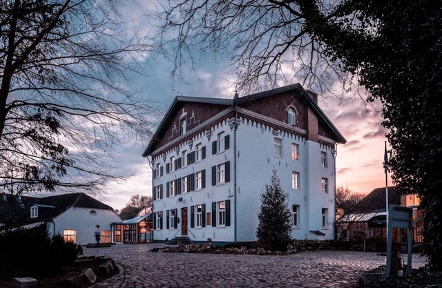 A Calm and Clean Stay Near Roermond Shops! Free Parking, Onsite Dining!