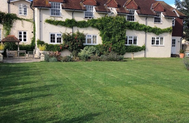 A charming 2-bed suite 15 mins away from Chichester & Glorious Goodwood!
