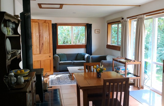 A comfortable, private, country apartment. 300mts walk to safe sandy beach.