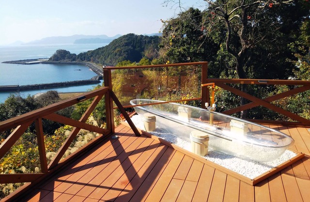 A cottage with a spacious deck overlooking the sea /Amakusa Kumamoto