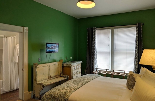 A cozy 1st Floor King B&B room in Downtown Shelburne - Delicious Breakfasts! SHE
