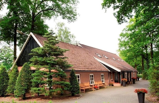 A cozy accommodation with its own Finnish kota and hottub located on an estate in Twente.