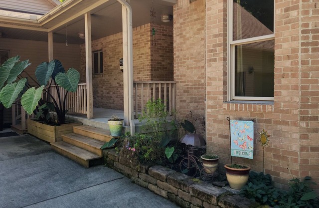 A Cozy, relaxing hideaway! 1/2 a mile from Billie Creek Covered Bridge.