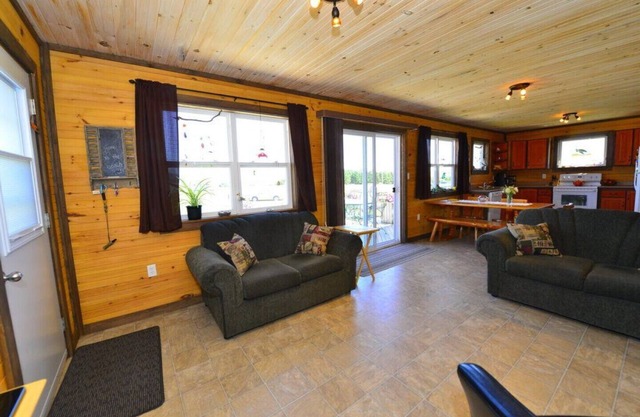 A cozy rustic cottage with a short walk to a fantastic beach in Seaview, PEI
