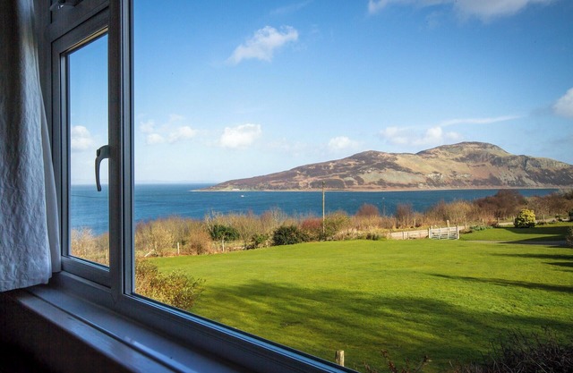 A fantastic cottage with stunning sea views from the 1st floor lounge, the perfect island getaway.