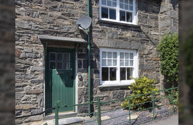 A foelas 2 bed cottage that sleeps 3 guests in 2 bedrooms