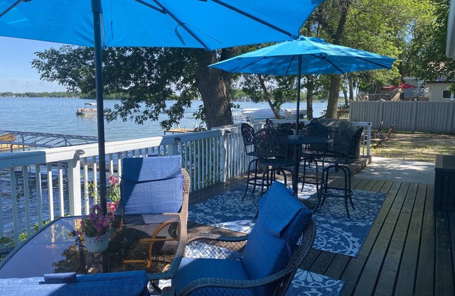 A fun fall retreat! Near Okoboji, Lakeside Home on Lost Island Lake