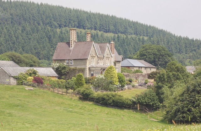 A large and stylish house with plenty of space for unwinding or a fabulous private party paradise.