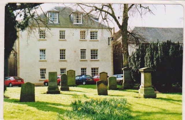 A light & spacious flat, overlooking ruins of Kelso Abbey, close to town centre.