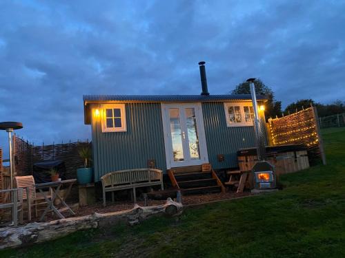 A luxurious sunrise & sunset Shepherds Hut with wood burning stove & Hot Tub, Elham Valley, Kent