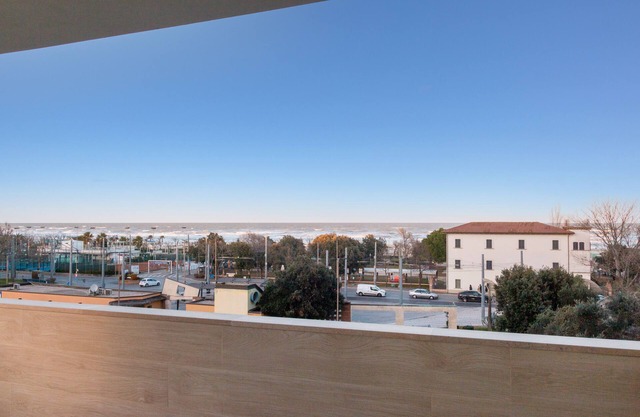 A modern space just steps away from the sea, perfect for an exclusive vacation.