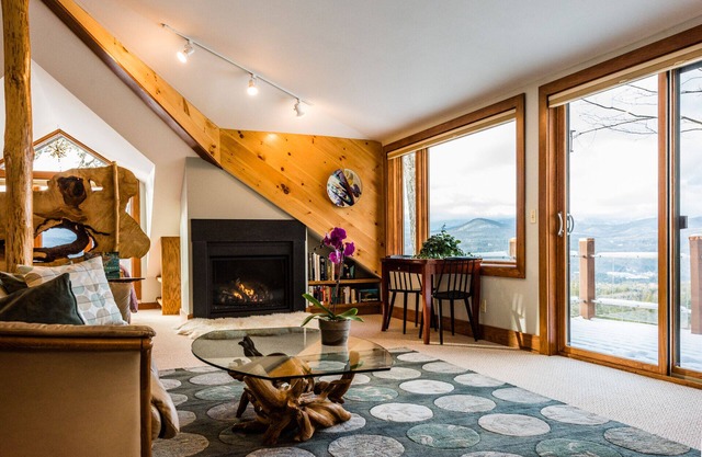 A peaceful luxurious retreat with stunning mountain views & nearby skiing!