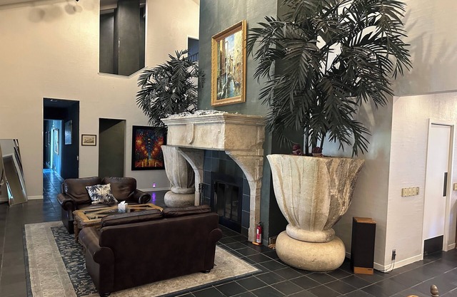 A Pet-Friendly Oasis surrounded by wineries with a Pool, Jacuzzi, and Sauna.