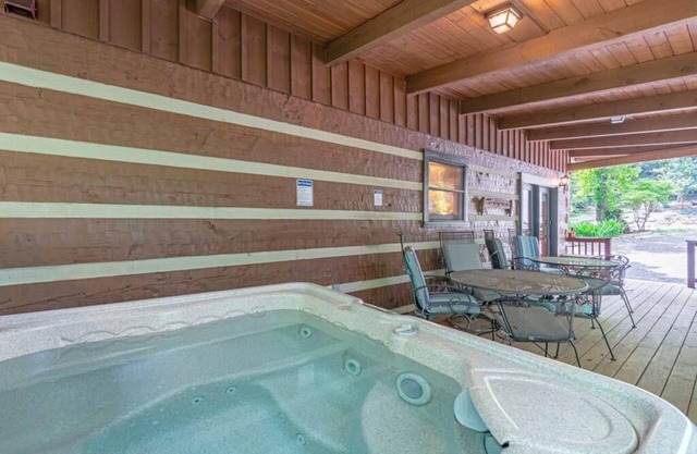 A Portofino Cabin: Mountain Log Cabin, Hot Tub, Pet Friendly, Dogs Welcome, Wood Fireplace, Large.