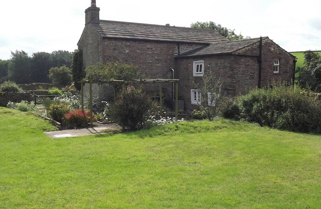 A real ’Escape to the Country’ in truly welcoming surroundings.