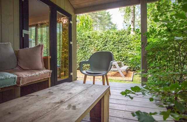 A relaxed atmosphere, a cosy interior and a lovely veranda in the middle of the woods!
