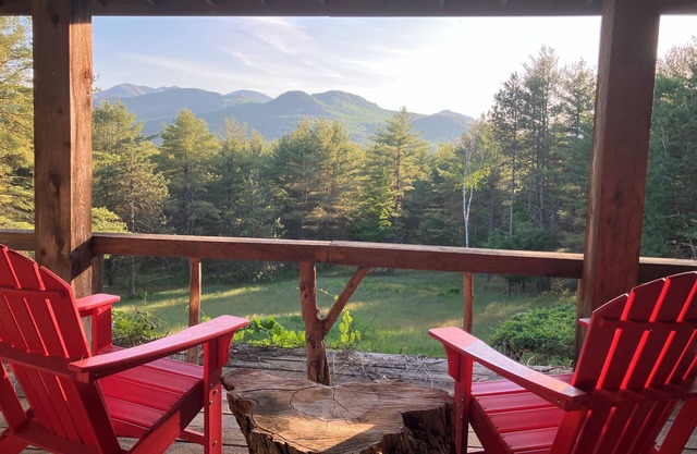 A secluded getaway with an incredible view - 30 minutes from Lake Placid