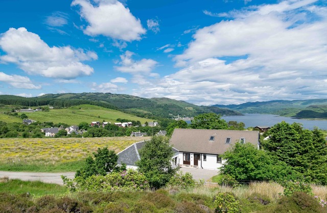 A spacious pet friendly holiday home that sleeps 8 guests.