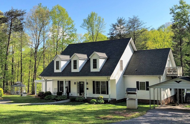 A Taste Of Southern Charm 9 Bedrooms 5 Baths- includes 3 bedroom guest cottage