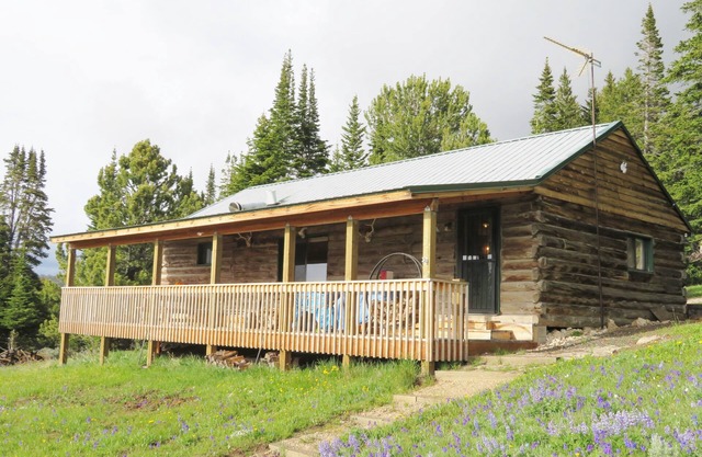 A Western Rose Cabin Shell, WY: The Big Horn Mountains nELK HUNT AREA 41