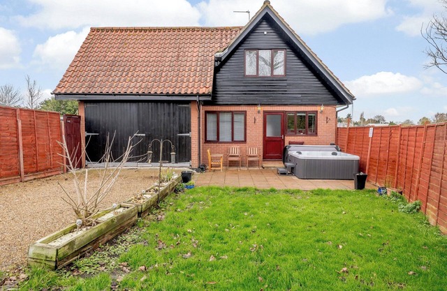 A wonderful riverside setting, and easy walking distance to shops and cafés.