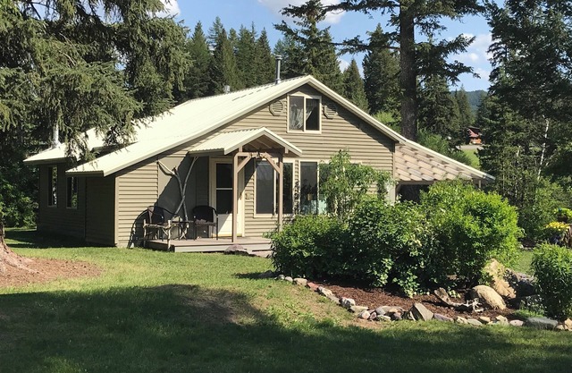 Abbot Creek Cottage, Only 10 Minutes from Glacier National Park!