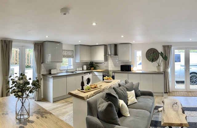 ABODE, pet friendly, character holiday cottage in Raymond's Hill