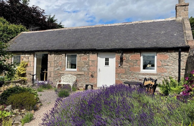 Acorn Bothy cottage in glorious Aberdeenshire ideal for couples or singles