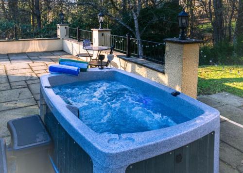 Acorns with own hot tub, romantic escape, close to Lyme Regis