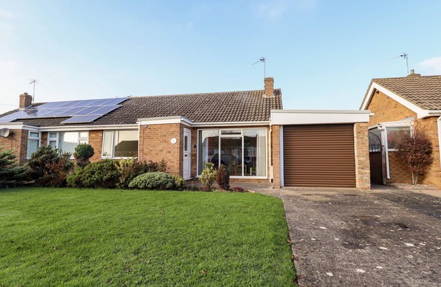 ACRE VIEW, pet friendly, country holiday cottage in Sutton-On-Sea