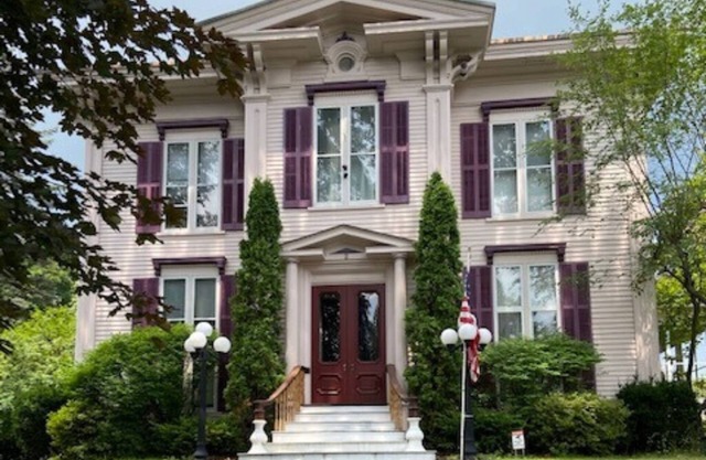 ADIRONDACK MANSION w/Heated INGROUND POOL & Game Room! 45-60 min to Saratoga!
