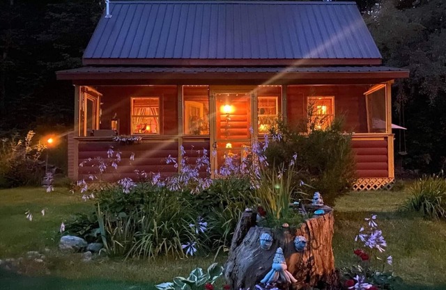 Adirondacks, NY Tiny Whimsical House/Cabin Sleeps 8 w/WI-FI and all amenities!