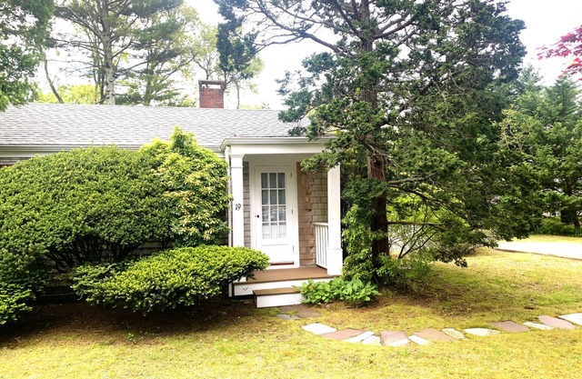 Adorable 2 bedroom, 2 bath Osterville Cottage walk to Village, close to beach, beach pass included.