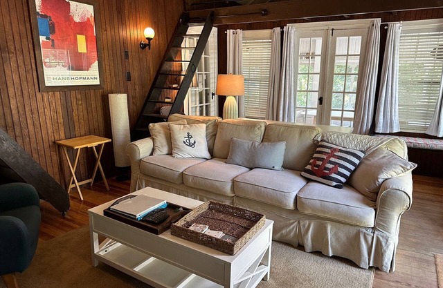 Adorable 3 bed cottage - 2 blocks to private beach; pond; AC, pets ok