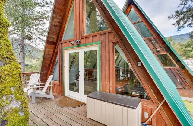 Adorable A-Frame, Private River Access with Beach, Starlink, Fire Pit & Deck
