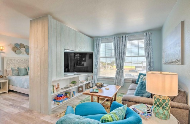 Adorable Downtown Studio - 1 Block to Long Beach!